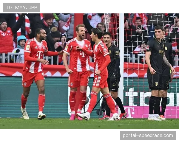 特写:在替补席上学习——18岁门将首次进入拜仁大名单的24小时